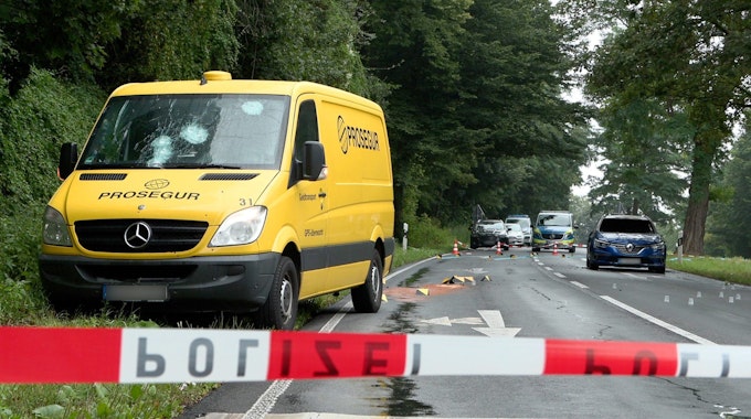 Ein Geldtransporter steht nach einem Überfall am Straßenrand. Mehrere Maskierte haben in Köln einen Geldtransporter überfallen und beschossen.