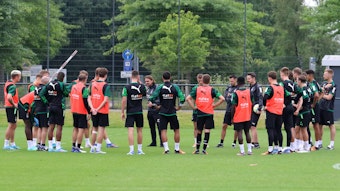 Die Mannschaft von Borussia Mönchengladbach um Trainer Daniel Farke am 27. Juni 2022 beim Training im Borussia-Park. Farke hat die Mannschaft in einem Kreis um sich geschart und spricht zum Team.