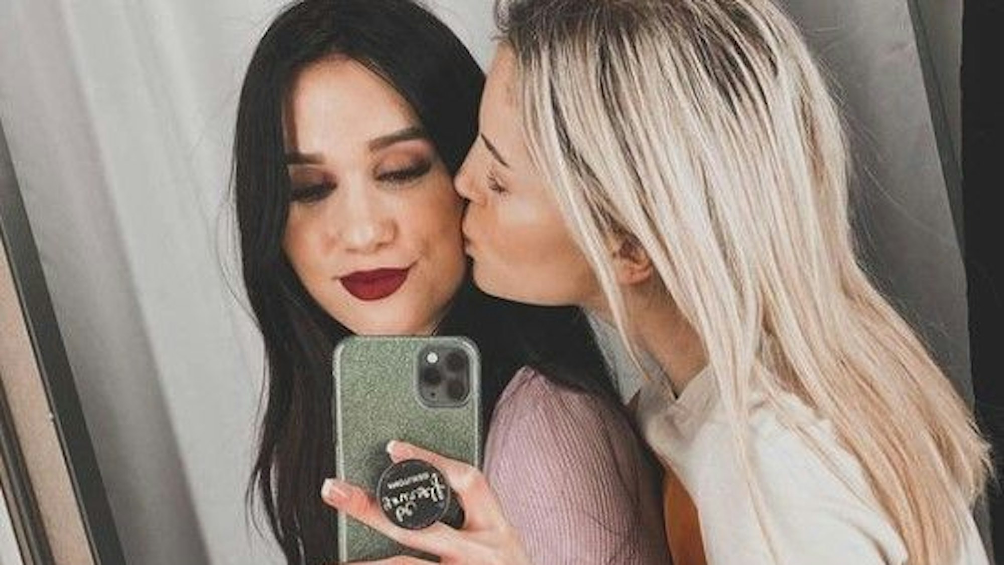 Die Influencerinnen Ina und Vanessa, hier auf einem gemeinsamen Instagram-Selfie vom 13. März 2020, durchleiden schwere Zeiten. Nun gibt es das erste Familienfoto mit ihrem Baby.