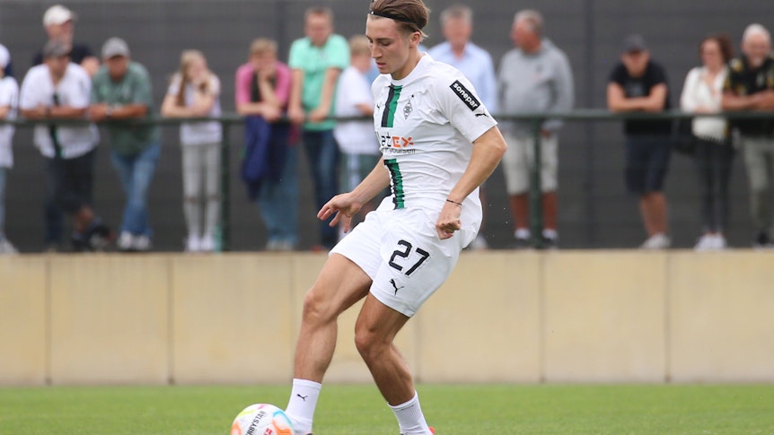 Rocco Reitz am 26. Juni 2022 beim Trainingsauftakt von Borussia Mönchengladbach im Borussia-Park mit seiner neuen Nummer 27. Reitz spielt den Ball mit dem rechten Fuß.