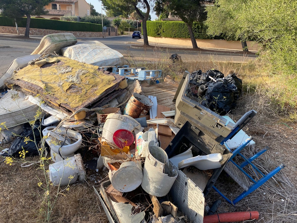 Müllberge, bestehend aus Matratzen, Plastik und sogar einer Kloschüssel, in Cala Bona auf Mallorca am 25. Juli 2022.