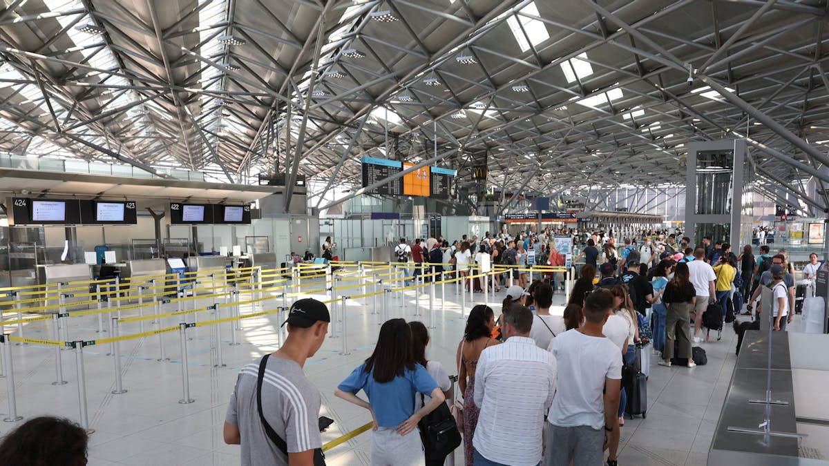 Lange Schlange vor dem Check-In bis ans Ende von Terminal 2 am Flughafen Köln/Bonn am 24. Juli 2022.