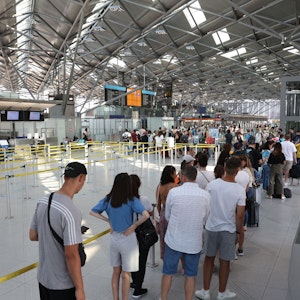 Lange Schlange vor dem Check-In bis ans Ende von Terminal 2 am Flughafen Köln/Bonn am 24. Juli 2022.