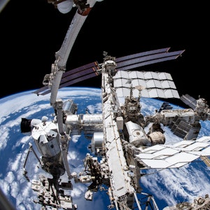 Eine Aufnahme aus der Kamera des Nasa-Astronauten Marshburn zeigt die Internationale Raumstation ISS und die Erde darunter.