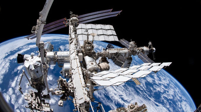 Eine Aufnahme aus der Kamera des Nasa-Astronauten Marshburn zeigt die Internationale Raumstation ISS und die Erde darunter.