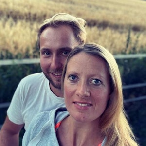 Selfie von Denise Munding und Nils Dwortzak vor einem Kornfeld.