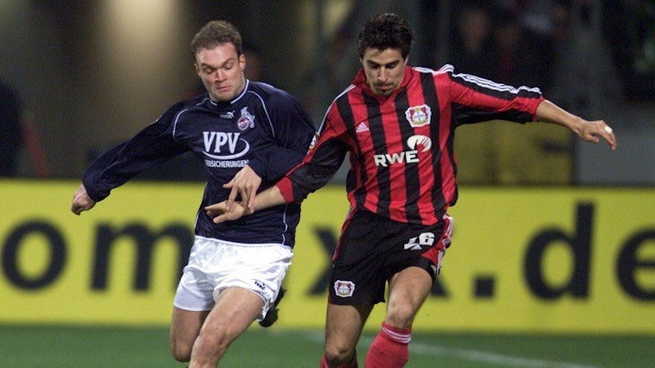 Der Kölner Alexander Voigt (l.) und der Leverkusener Zoltan Sebescen (r.) kämpfen beim DFB-Pokal-Halbfinalspiel um den Ball
