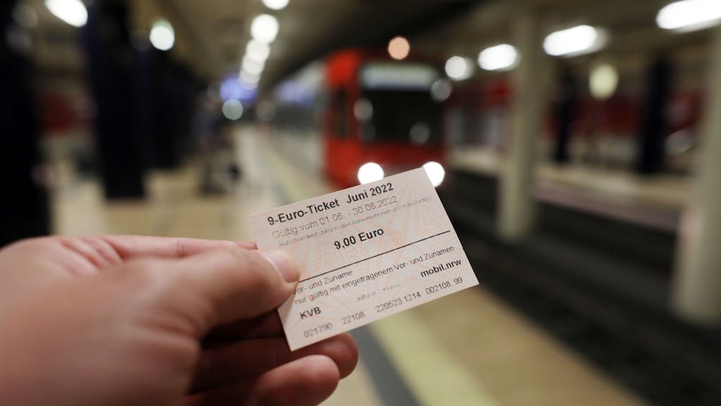 Ein 9-Euro-Ticket in der Kölner Haltestelle Ebertplatz. Das Foto wurde im Mai 2022 aufgenommen.