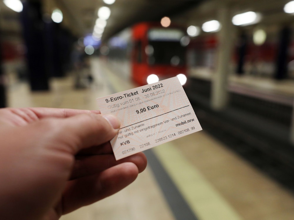 Ein 9-Euro-Ticket in der Kölner Haltestelle Ebertplatz. Das Foto wurde im Mai 2022 aufgenommen.