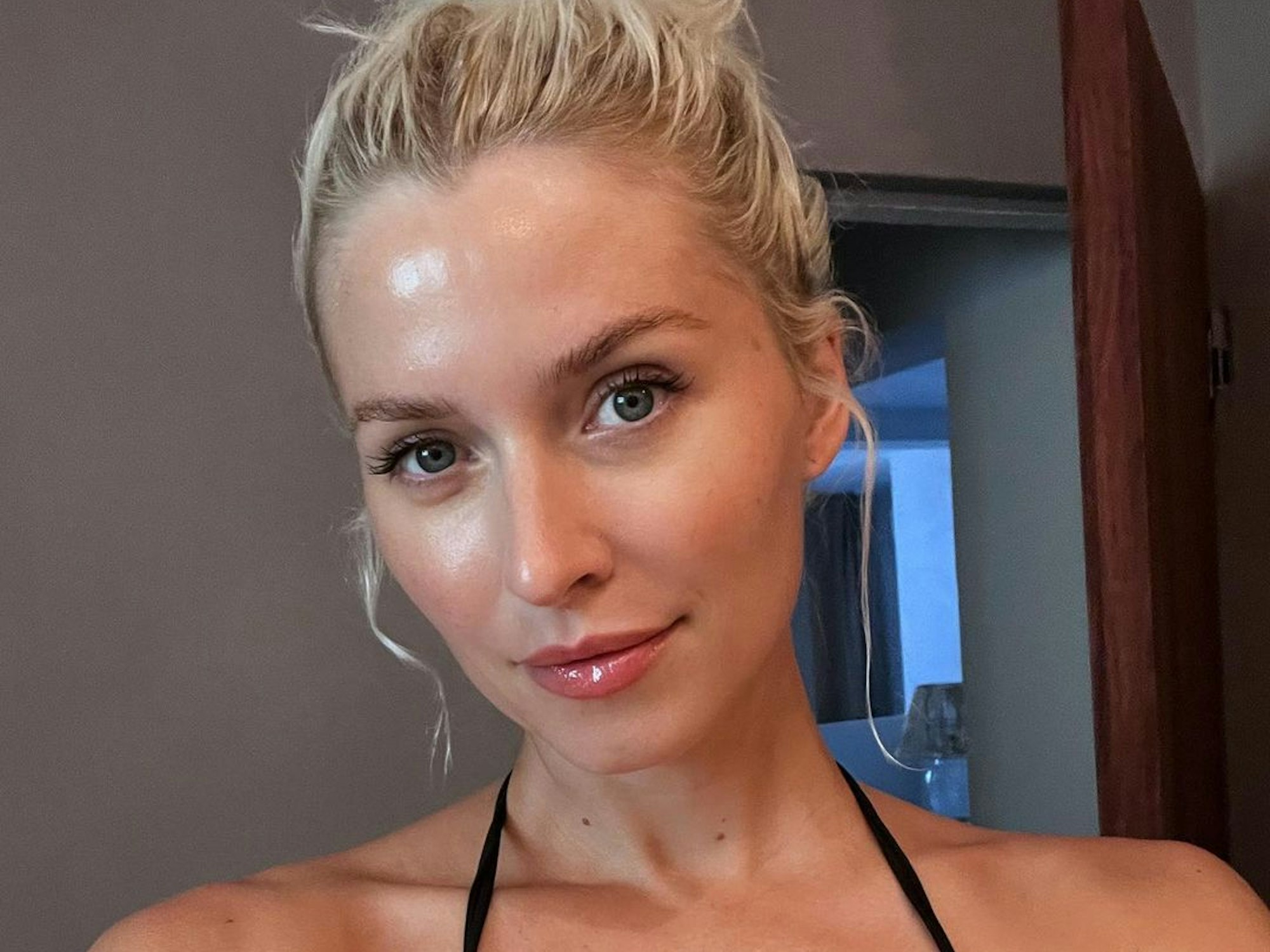 Lena Gercke, hier auf einem Instagram-Selfie vom Juli 2022, zeigt sich ihren Fans im Urlaub im knappen Bikini.