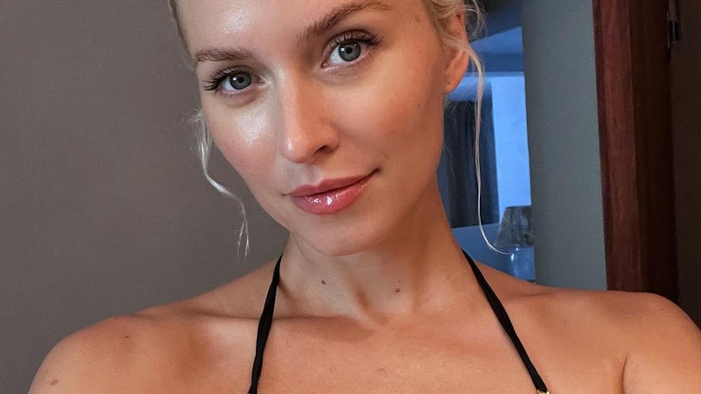Lena Gercke, hier auf einem Instagram-Selfie vom Juli 2022, zeigt sich im Familien-Urlaub ihren Fans im knappen Bikini.