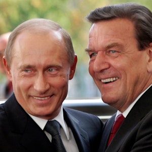 Werden sich Wladimir Putin (l.) und Gerhard Schröder, hier auf einem Foto aus dem Jahr 2005, in Moskau treffen? Der Altkanzler ließ diese Frage unbeantwortet.