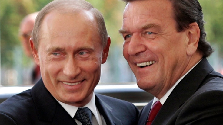 Werden sich Wladimir Putin (l.) und Gerhard Schröder, hier auf einem Foto aus dem Jahr 2005, in Moskau treffen? Der Altkanzler ließ diese Frage unbeantwortet.