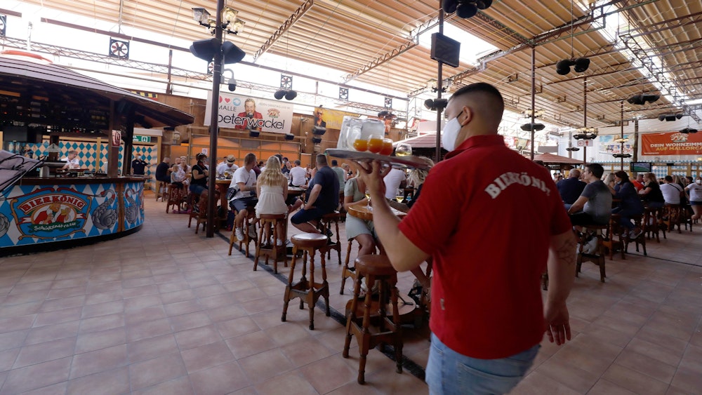 Der Bierkönig auf Mallorca (hier 2021) gehört zu den beliebtesten Lokalen am Ballermann, ist auch in diesem Jahr bestens besucht. Nun ist ein Ekel-Video aus dem Lokal aufgetaucht.
