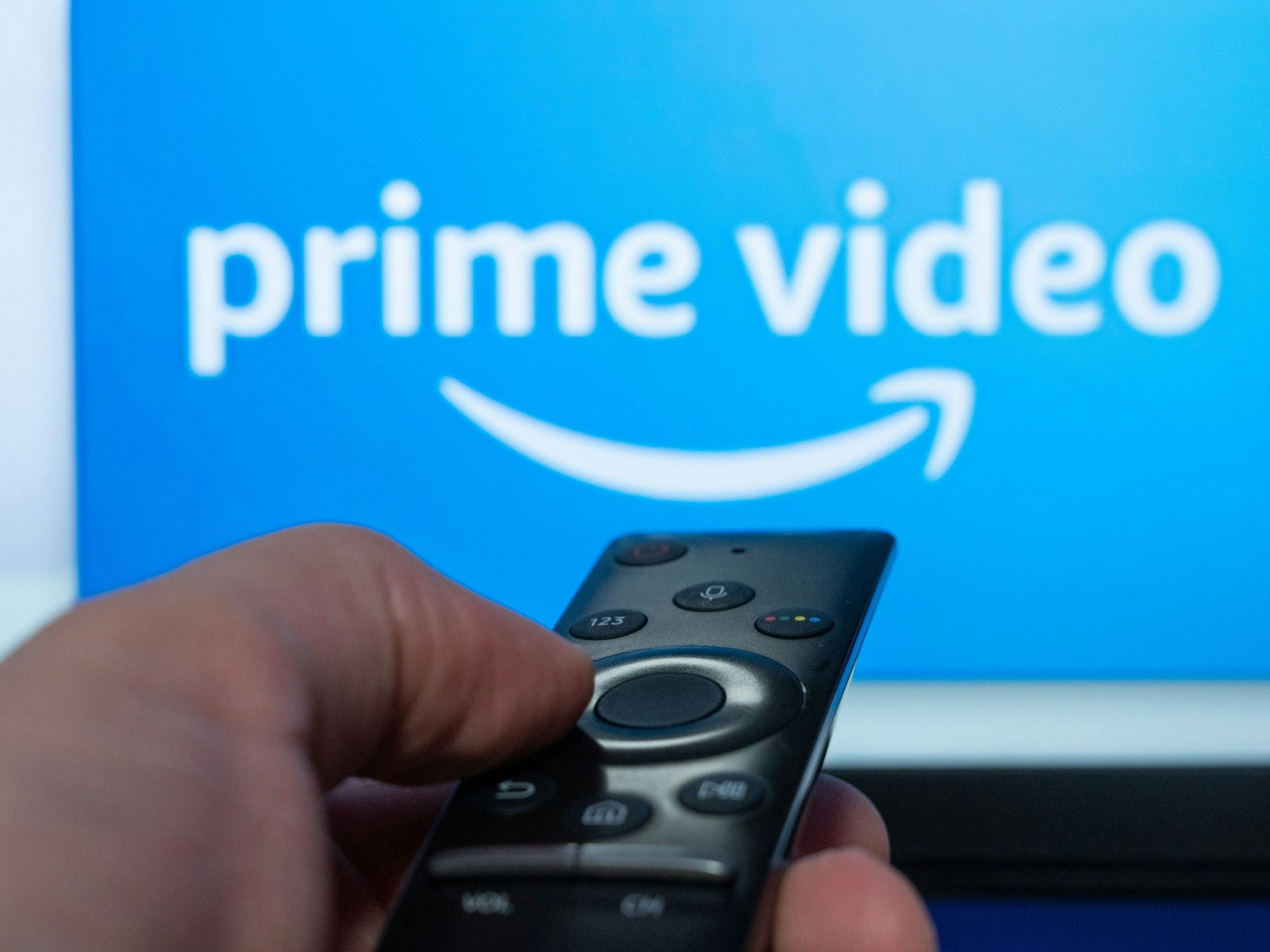 Das Logo des Streaminganbieters Amazon Prime Video ist auf einem Fernseher zu sehen.