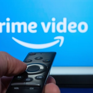 Amazon macht sein Abo-Angebot Prime in Deutschland teurer. Unser Symbolfoto zeigt das Logo des Streaminganbieters auf einem Fernseher.