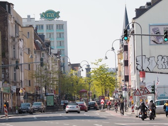 Die Venloer Straße in Köln-Ehrenfeld am 22. Juli 2021 mit Blick Richtung stadtauswärts.