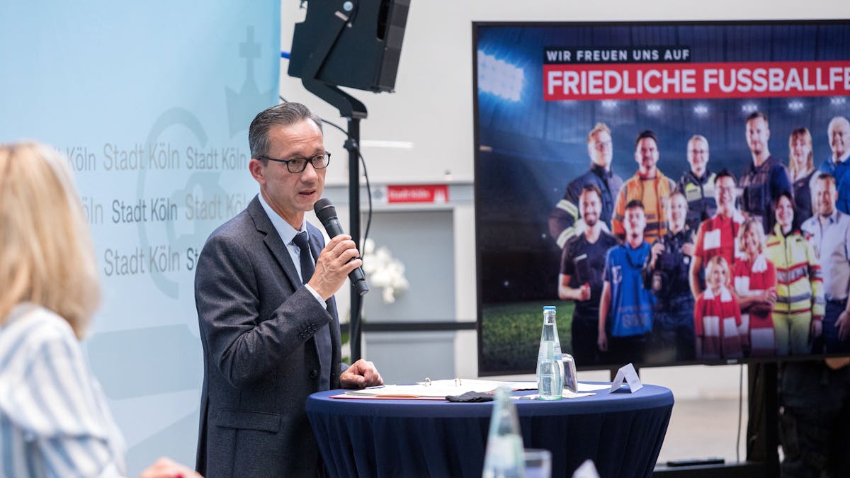 Pressekonferenz der Stadt Köln und der Polizei zu einer Werbekampagne  für friedliche Fußballbegegnungen.
Im Bild Polizeipräsident Falk Schnabel.