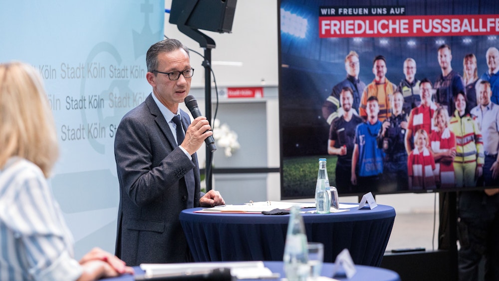Pressekonferenz der Stadt Köln und der Polizei zu einer Werbekampagne für friedliche Fußballbegegnungen. Im Bild Polizeipräsident Falk Schnabel.