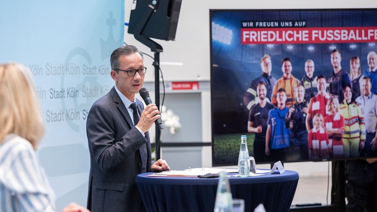 Pressekonferenz der Stadt Köln und der Polizei zu einer Werbekampagne für friedliche Fußballbegegnungen. Im Bild Polizeipräsident Falk Schnabel.