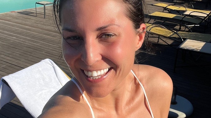 Sat.1-„Frühstücksfernsehen“-Moderatorin Vanessa Blumhagen, hier auf einem Instagram-Selfie vom April 2022, zeigt sich im knappen Bikini am Pool und lächelt in die Kamera.