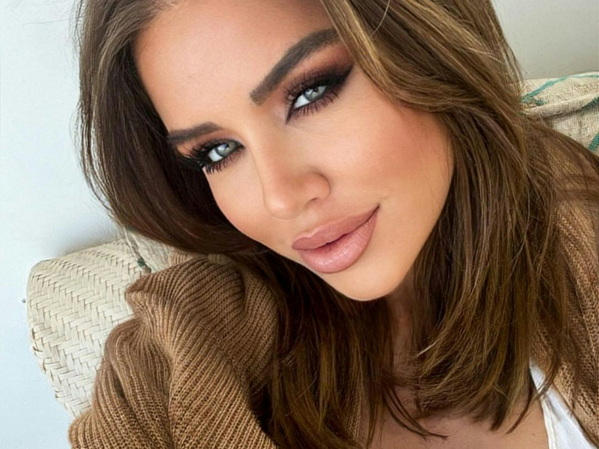 Kim Gloss, hier auf einem Instagram-Selfie vom Februar 2022, zeigt sich mit starkem Makeup und verführerischem Blick ihren Fans.