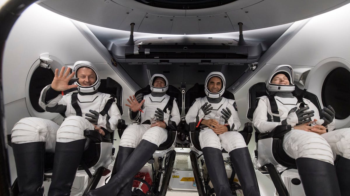 Astronauten sitzen im Inneren des SpaceX Crew Dragon Endurance-Raumschiffs, kurz nachdem es im Golf von Mexiko vor der Küste von Tampa, Florida, gelandet ist.