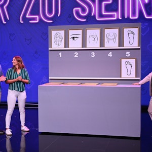 In der Sat.1-Show „Paar Love“ werden Paare von Moderator Ralf Schmitz auf die Probe gestellt. Das Foto zeigt das Ehepaar Elvis und Darleen in der Show vom 27. Juli 2022.
