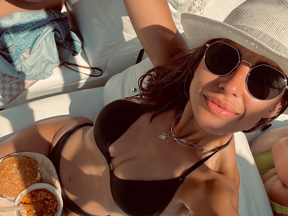 TV-Moderatorin Jana Azizi postet ein Bikinifoto von Ibiza auf ihrem Instagram-Profil.