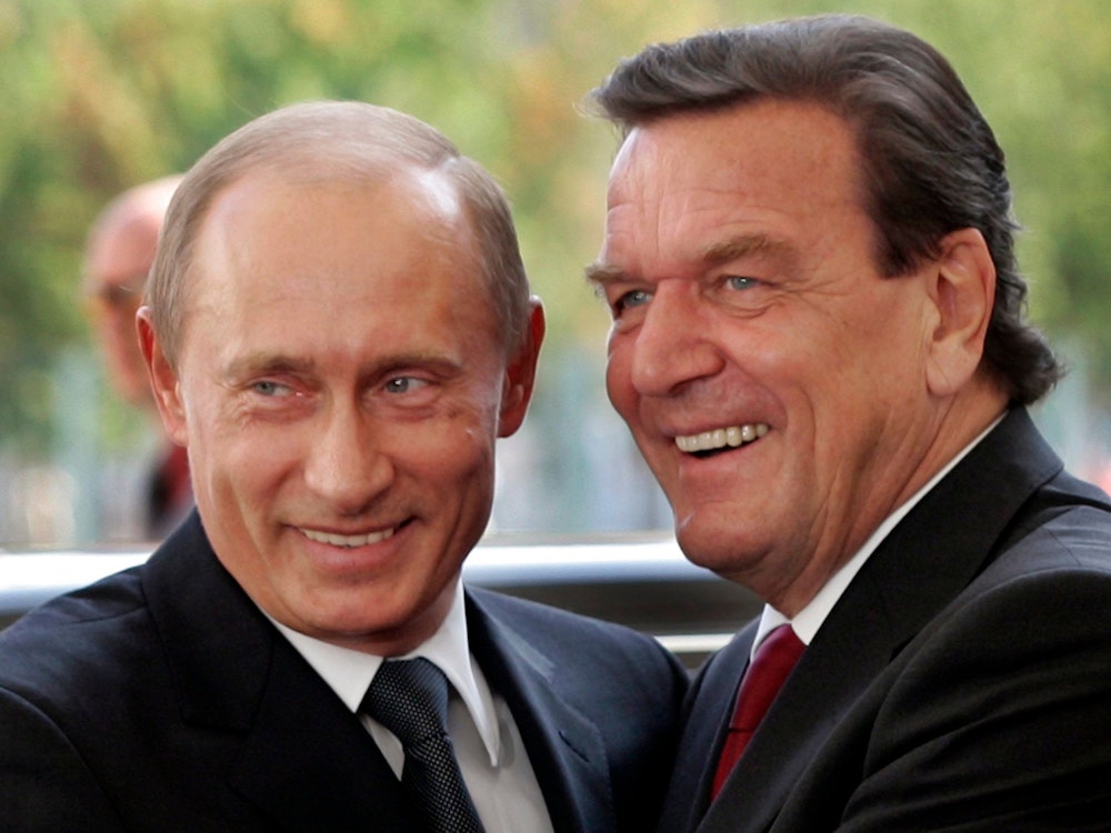 Wladimir Putin (links) und Gerhard Schröder lachen 2005 bei einem Treffen in Berlin.