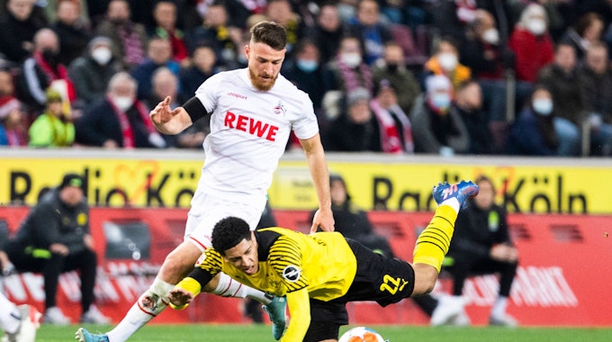 Der Ex-Kölner Salih Özcan im Duell mit seinem jetzigen Dortmunder Mitspieler Jude Bellingham am 20. März 2022 in Rhein-Energie-Stadion.