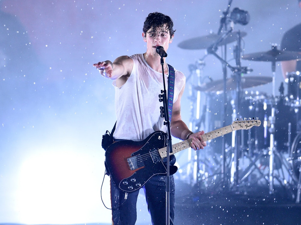 Shawn Mendes spielt „In My Blood“ auf der Bühne bei den MTV Video Music Awards in der Radio City Music Hall.