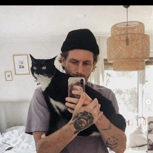 Selfie von Malte Zierden vor dem Spiegel mit der Katze Norbert.