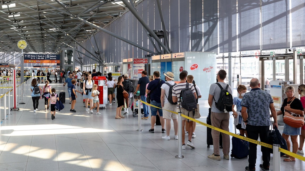 Die Schlange vor der Sicherheitskontrolle am Flughafen Köln/Bonn ist extrem lang.