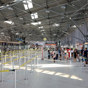 Die Schlange vor der Sicherheitskontrolle am Flughafen Köln/Bonn ist extrem lang.