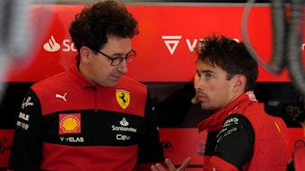 Mattia Binotto (l.) unterhält sich mit Charles Leclerc in der Ferrari-Garage
