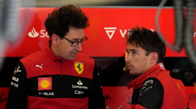 Mattia Binotto (l.) unterhält sich mit Charles Leclerc in der Ferrari-Garage