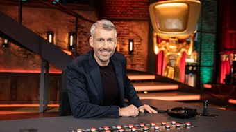 Comedian Sebastian Pufpaff sitzt in der der Kulisse der Comedyshow „TV total“ (undatierte Aufnahme).