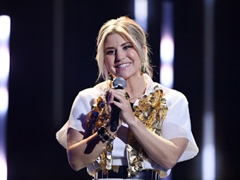 Beatrice Egli steht im Dezember 2020 während der Jose Carreras Gala auf der Bühne und hält ein Mikrofon fest.