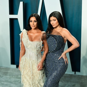 Kim Kardashian und ihre Halbschwester Kylie Jenner kommen in prachtvollen Abendkleidern zu der Oscar-Party von Vanity Fair in Beverly Hills.