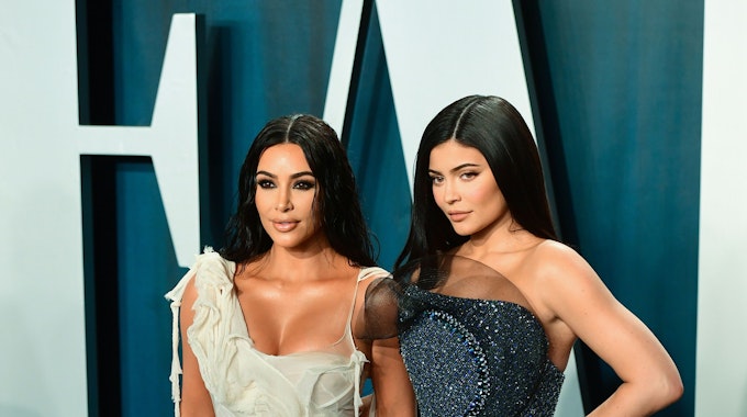 Kim Kardashian und ihre Halbschwester Kylie Jenner kommen in prachtvollen Abendkleidern zu der Oscar-Party von Vanity Fair in Beverly Hills.