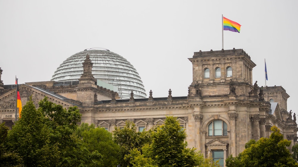Die Regenbogenfahne wehte anlässlich des Berliner Christopher Street Day (CSD) am 23. Juli 2022 zum ersten Mal auch auf dem Reichstagsgebäude in Berlin.