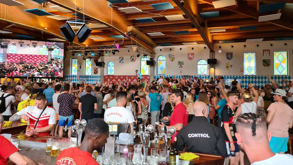 Partytouristinnen und -touristen&nbsp;feiern im Bierkönig in der Schinkenstraße am Ballermann auf Mallorca.