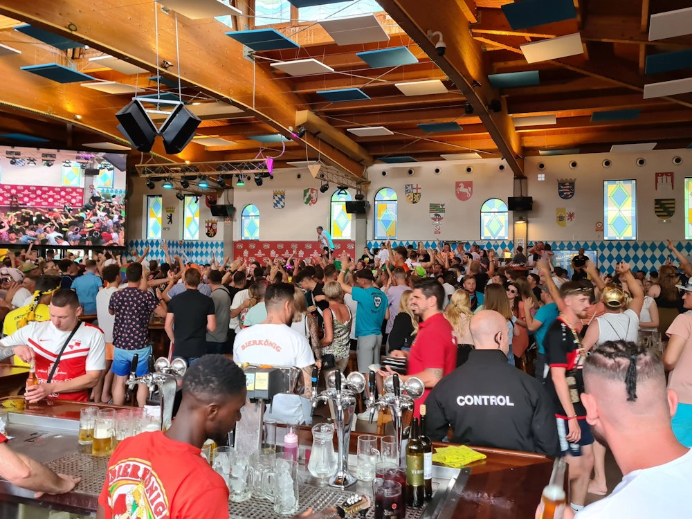 Partyvolk feiert am 16. Mai 2022 im „Bierkönig“ am Ballermann auf Mallorca.
