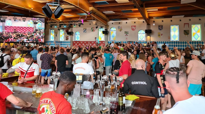Partyvolk feiert am 16. Mai 2022 im „Bierkönig“ am Ballermann auf Mallorca.