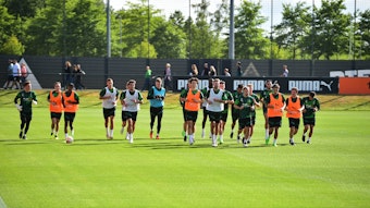 Die Profis von Borussia Mönchengladbach, hier beim lockeren Auslaufen, sind am Mittwoch (27. Juli 2022) in die Vorbereitung auf das erste Pflichtspiel am Sonntag (31. Juli) beim SV Oberachern eingestiegen.