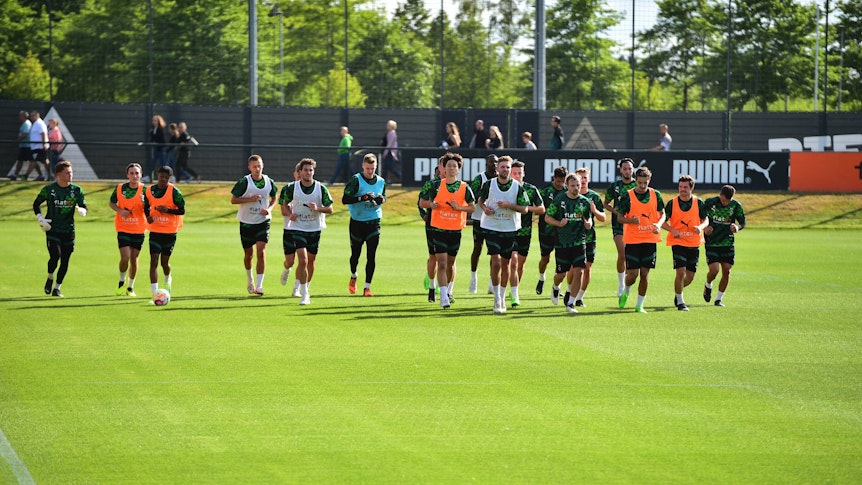 Die Profis von Borussia Mönchengladbach, hier beim lockeren Auslaufen, sind am Mittwoch (27. Juli 2022) in die Vorbereitung auf das erste Pflichtspiel am Sonntag (31. Juli) beim SV Oberachern eingestiegen.