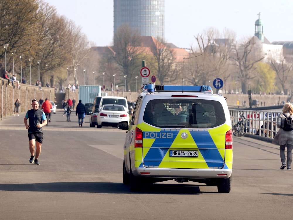 Nach einem Notruf vor einer Essener Kneipe hat eine Gruppe junger Leute mehr als zwei Stunden auf die Polizei warten müssen. Unser Symbolfoto zeigt einen Polizeiwagen am Rhein in Düsseldorf.
