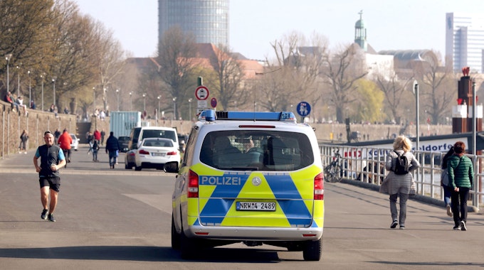 Nach einem Notruf vor einer Essener Kneipe hat eine Gruppe junger Leute mehr als zwei Stunden auf die Polizei warten müssen. Unser Symbolfoto zeigt einen Polizeiwagen am Rhein in Düsseldorf.