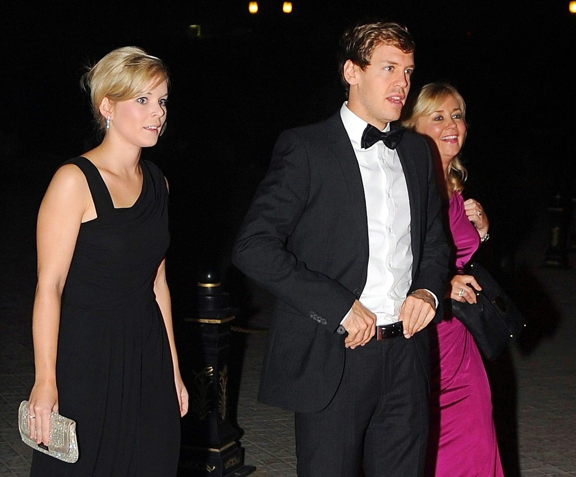Schick gekleidet macht sich das Paar Sebastian Vettel und seine Freundin Hanna auf den Weg zu Gala.